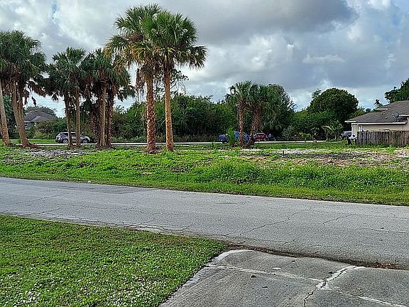 4th image of 101 SW Essex Dr