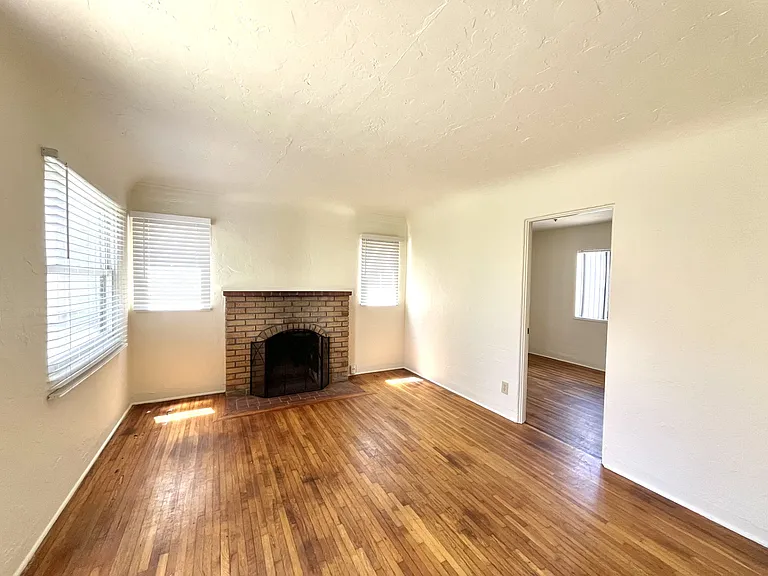 1813 Bacon St — Photo 1