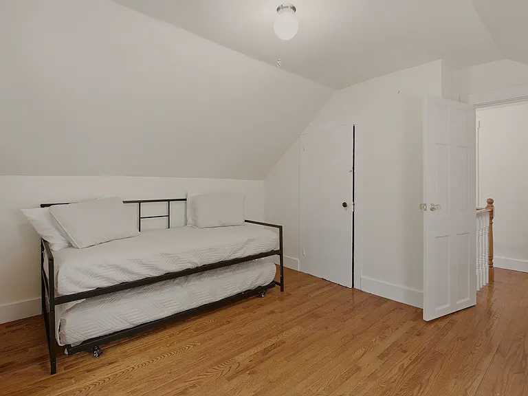 21 Clinton Ave — Photo 23