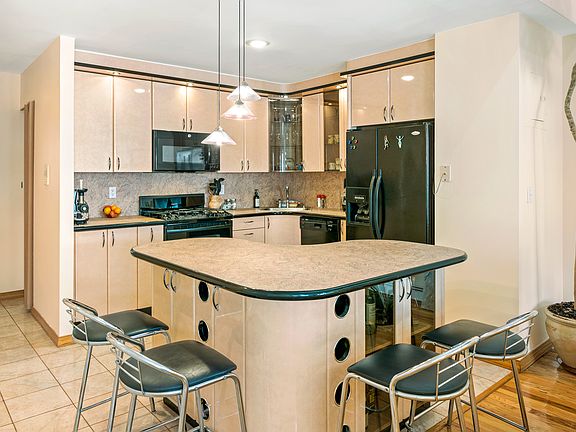 4th image of 24 Cove Ln #10C