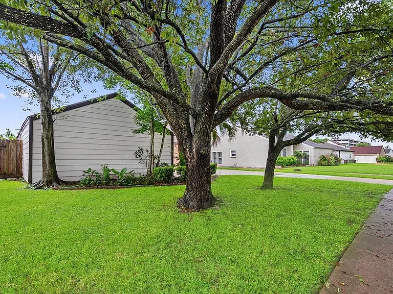 11423 Wickersham Ln — Photo 33