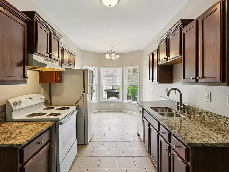 739 Prince Pl NW — Photo 3