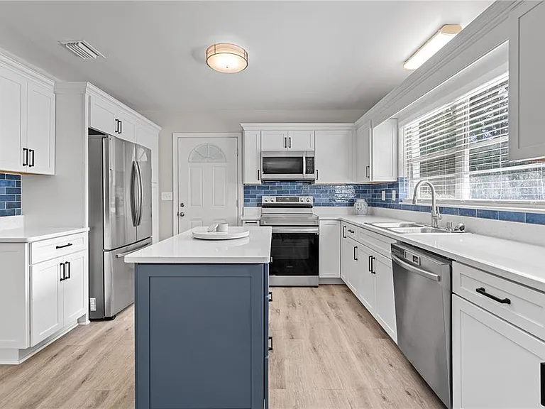 121 NW 29th St — Photo 10