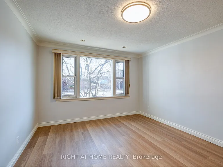 952 Coxwell Ave #MAIN — Photo 3