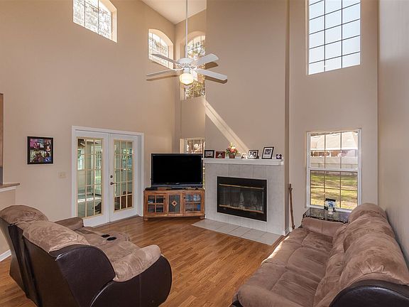 4th image of 709 Charmwood Dr