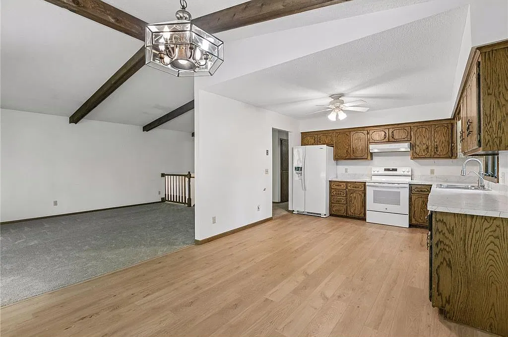 3 bed, 1300 sqft, $2,700 — Photo 2