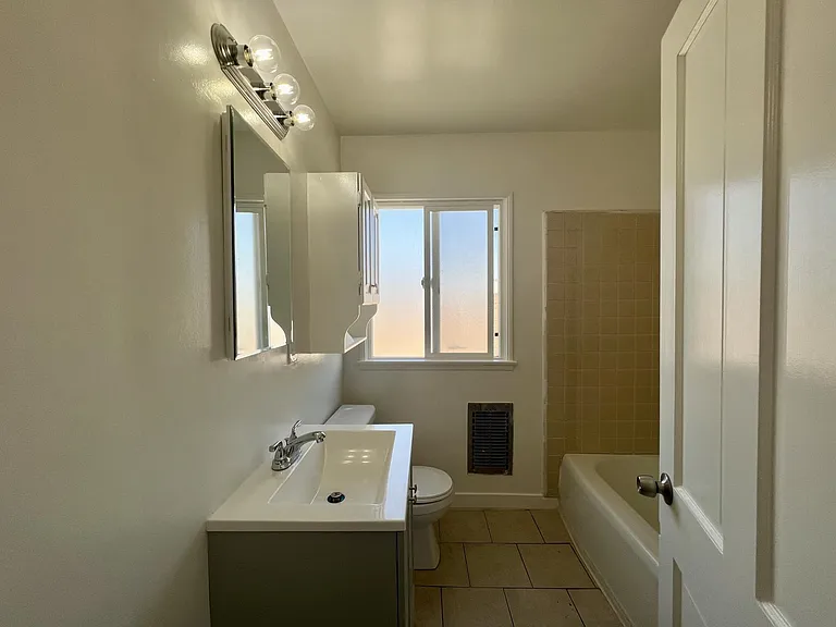6061 Cahuenga Blvd #4 — Photo 17