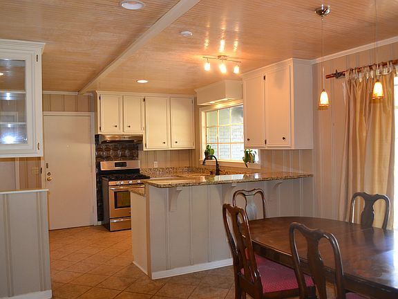 Informal Dining Area and Bar