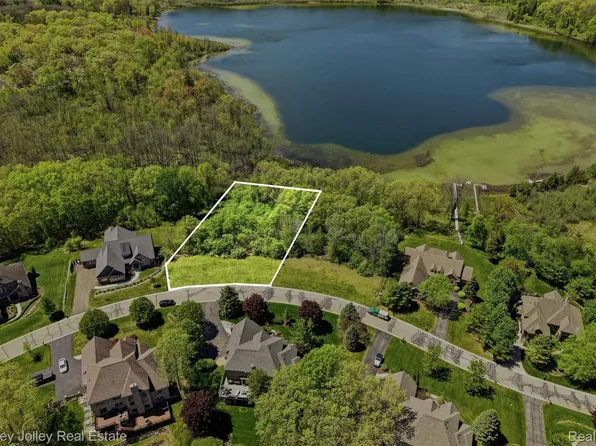 5988 Nottingham Point, Brighton, MI 48116