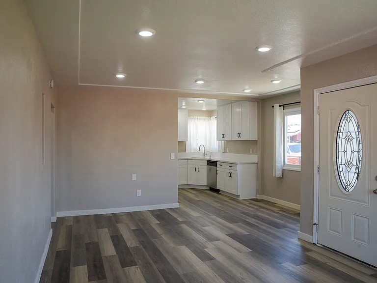 4481 Dwight St — Photo 13