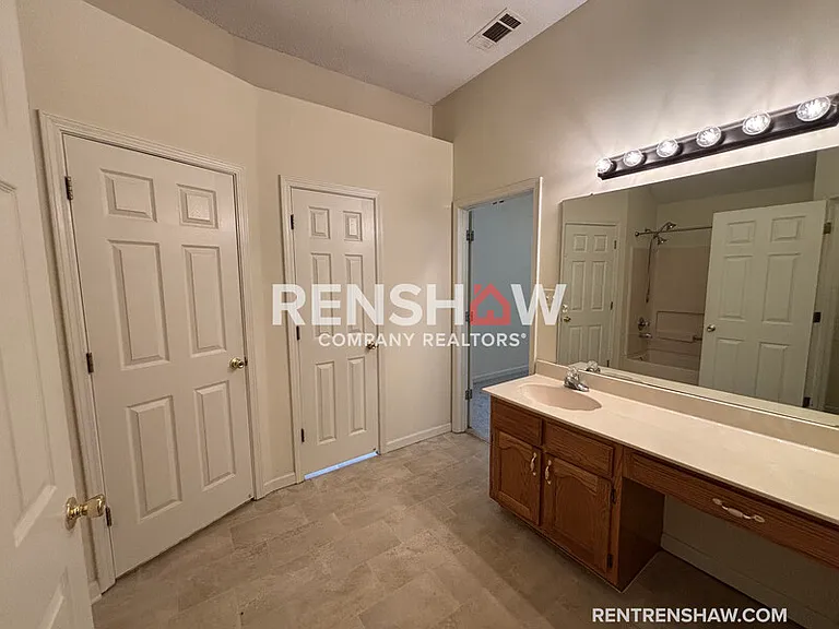 6893 Century Oaks Dr — Photo 5