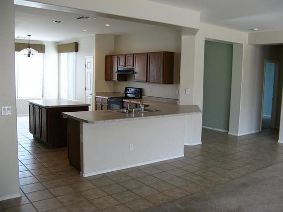 Great Room floorplan shows off large kitchen with cool dining area bay window.