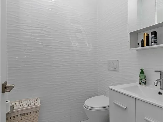 Sold by Thomas Lipovetsky, LREB | media 10