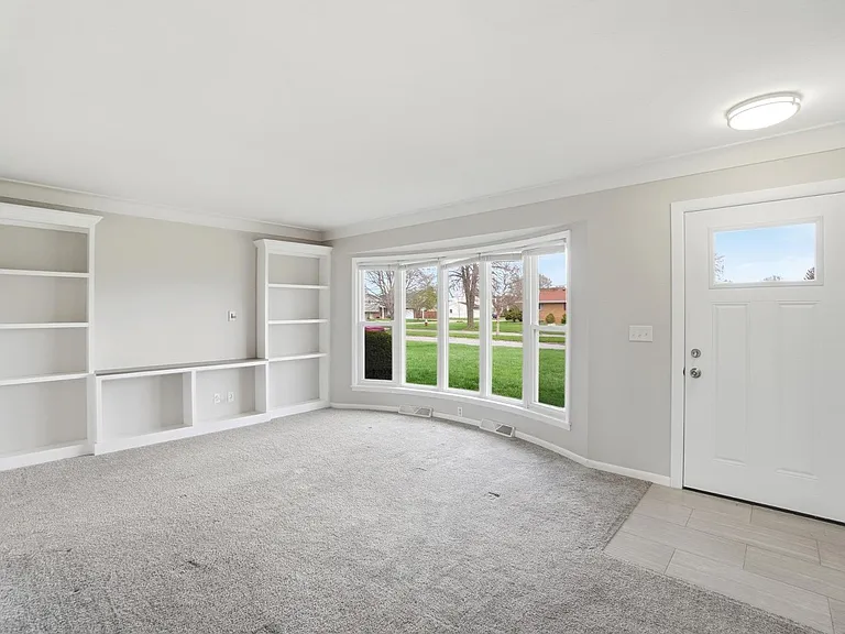 5159 Grosse Point Pkwy — Photo 4