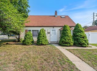 3 Clover Ln, Levittown, NY 11756