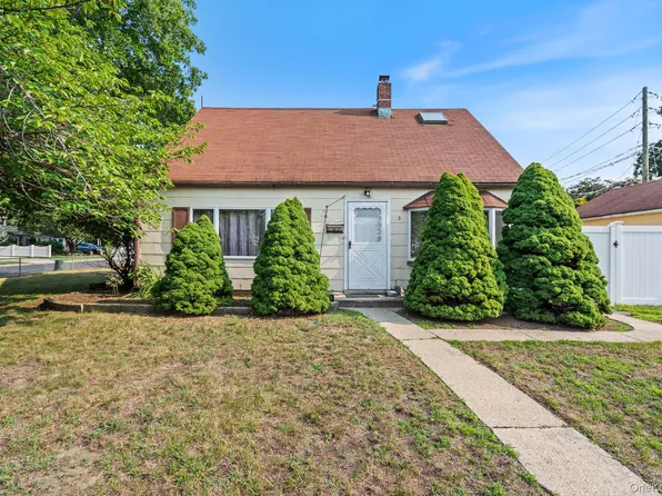 3 Clover Lane, Levittown, NY 11756