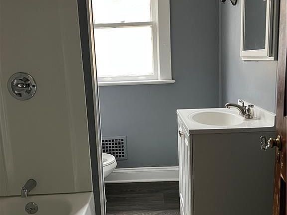 5th image of 2247 Woodlawn Ave