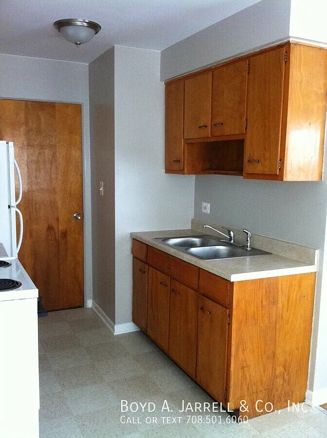 954 E 84th Pl — Photo 2