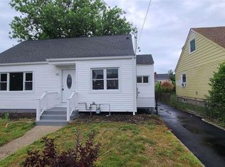 20 Wellfleet Rd, East Rockaway, NY 11518