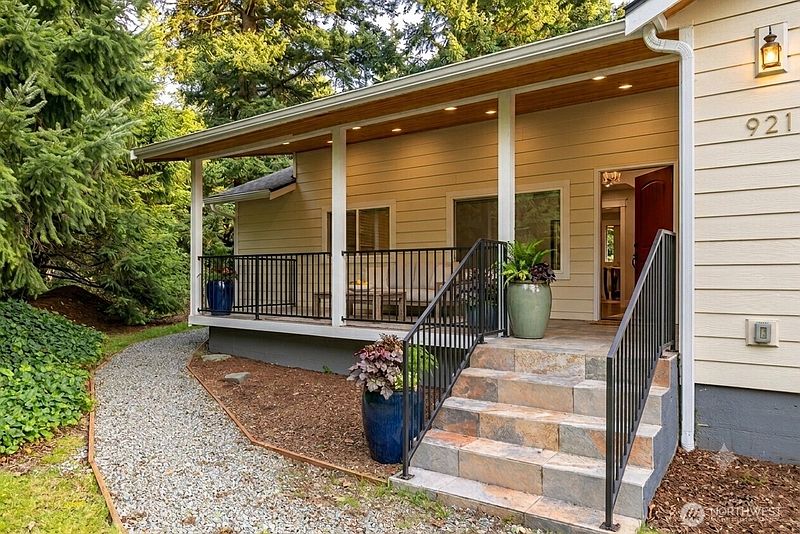 2nd image of 921 Autumn Lane #203