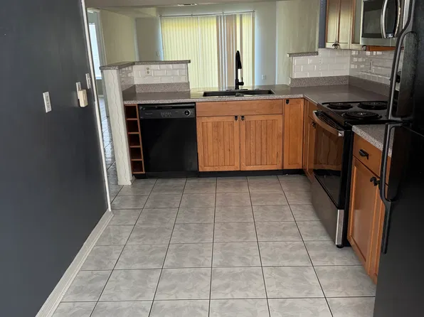 1405 SE Larkwood Cir, Port Saint Lucie, FL 34952