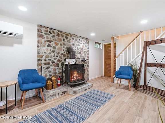 4th image of 306 Mountain Rd