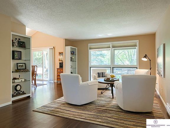 3rd image of 307 Oakridge Ct
