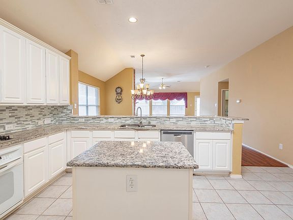 4th image of 2424 Cimmaron Dr