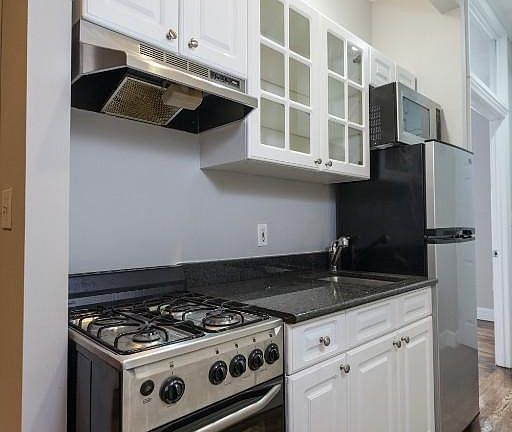 2nd image of 322 E 18th St #D4