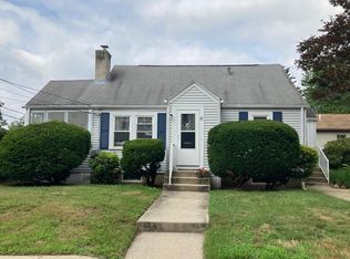 8 School St, Smithfield, RI 02917