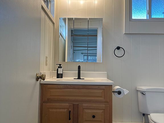Full bathroom w/stand up shower