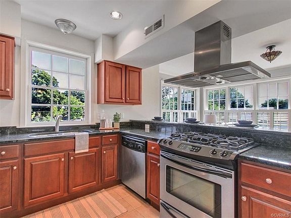 5th image of 47 E Lock Ln #U8