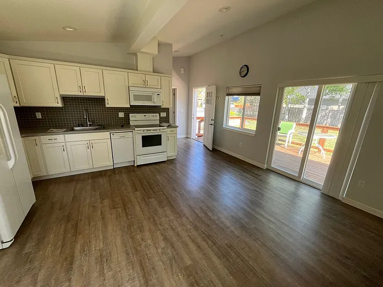 365 N Maple St #B — Photo 7