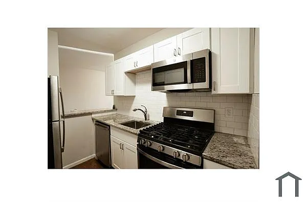 Building Photo - 92 Maple St #3