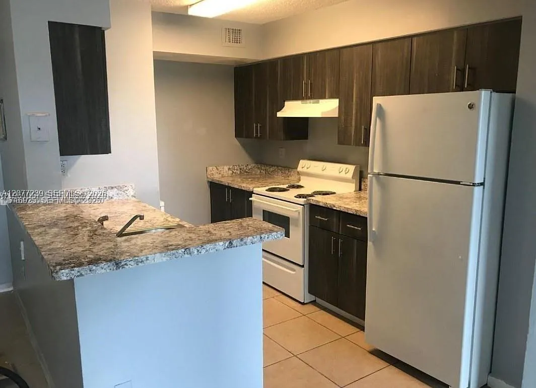 Kendall Lake Towers Condo — Photo 4