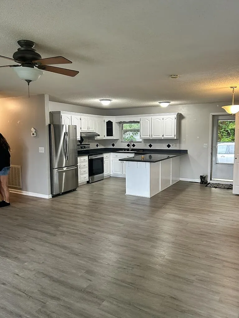 2 bed, 1300 sqft, $1,500 — Photo 2