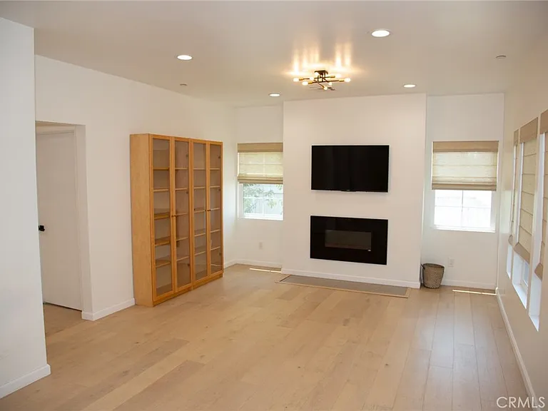 448 Linwood Ave — Photo 3