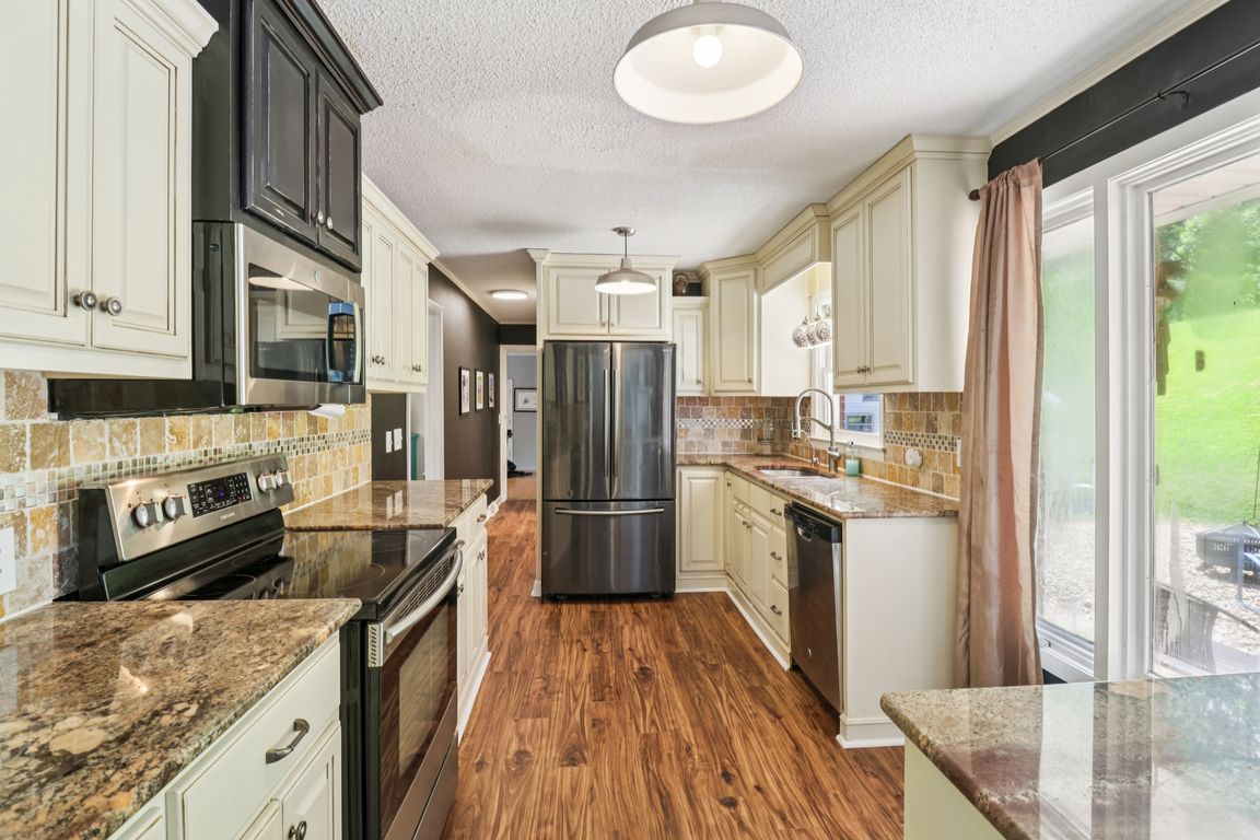 Whitley Rd-S2207-024.jpg