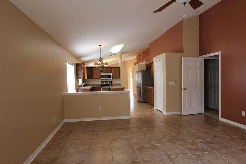 4 bed, 2008 sqft, $2,299 — Photo 4