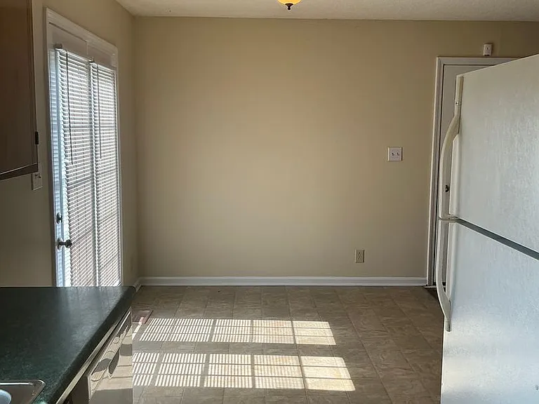 910 Dolphin Ln — Photo 7