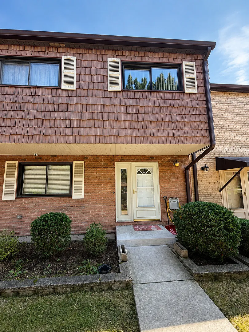3 bed, 2.5 bath, 1800 sqft, $2,950 — Photo 1