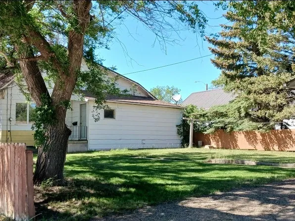 102 1st Avenue E, Coronach, SK S0H 0Z0