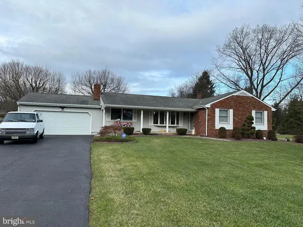 17 Schenk Pl, Robbinsville, NJ 08691