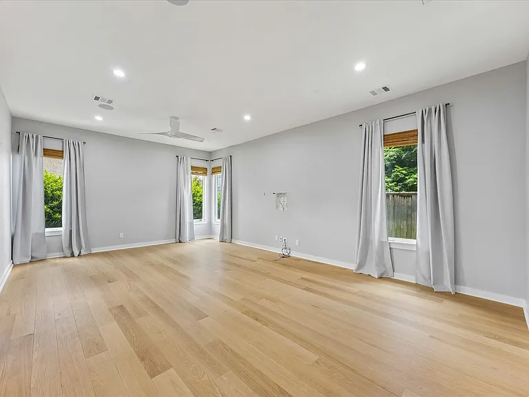 304 Hogan St — Photo 4