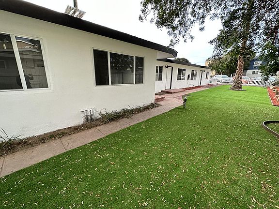 3rd image of 1011 Hornblend St #1