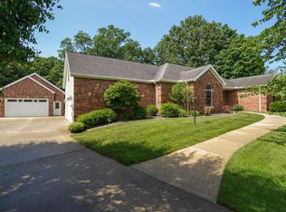745 Glenwood Dr, Charleston, IL