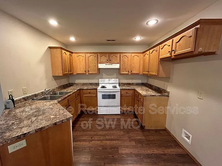 1133 S Clifton Ave — Photo 3