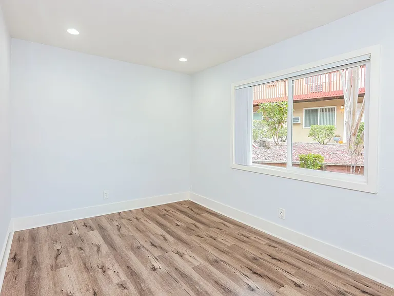 Monarch Apartments — Photo 13