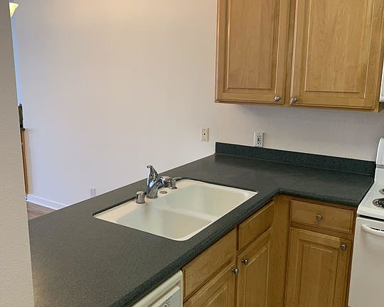 3rd image of 10751 Wilshire Blvd #87