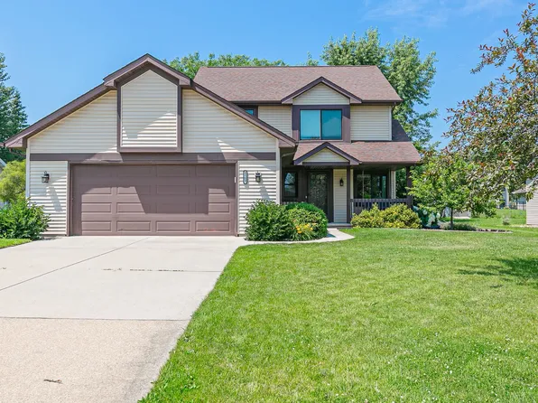 2162 Meadow Green Dr, Neenah, WI 54956